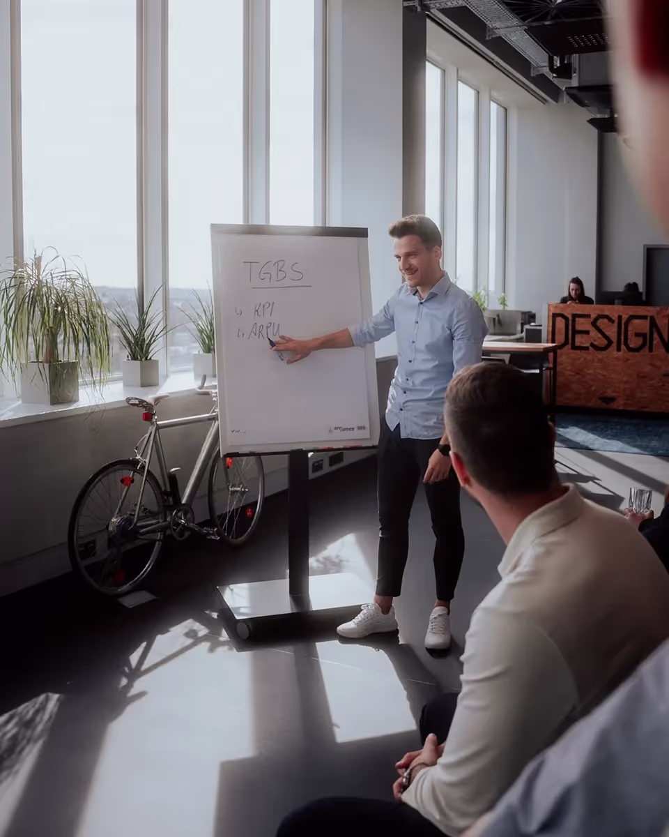 Ein Mann neben einem Flipchart